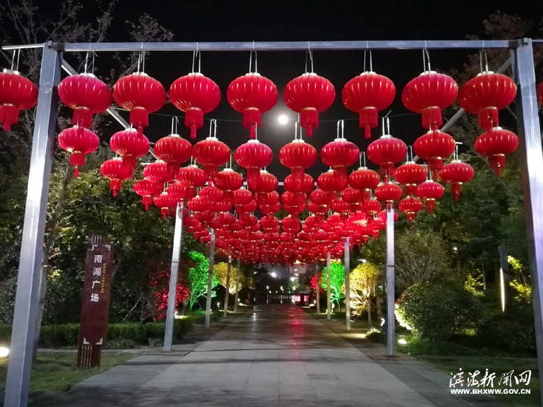 夜色下的南湖廣場(chǎng)一角