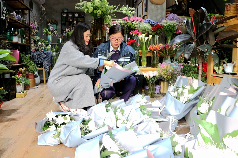 清明節(jié)市民購買鮮花祭奠親人