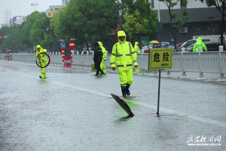 縣城管局組織人員及時(shí)疏通積水