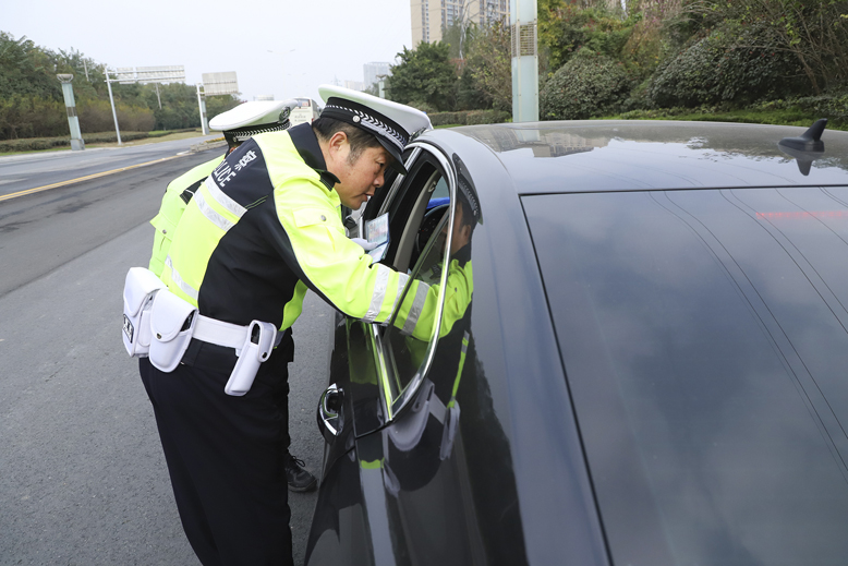 縣交警部門嚴查駕乘人員安全帶使用情況