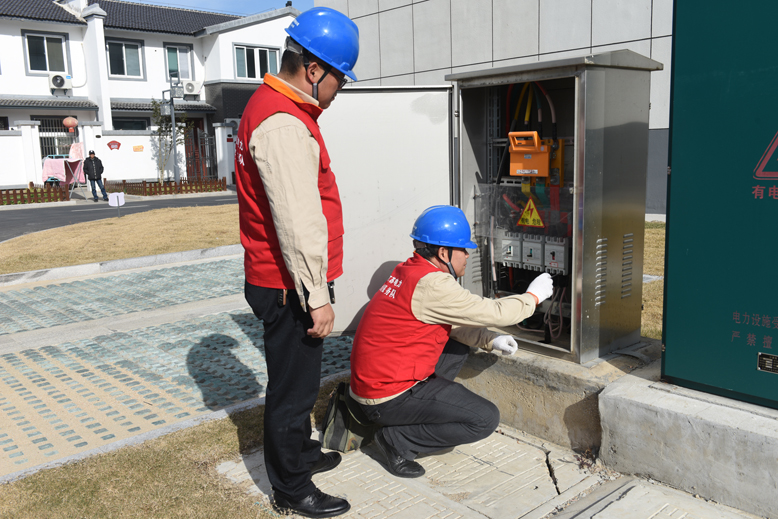 縣供電公司坎北供電所黨員服務隊員到長法村巡視線路