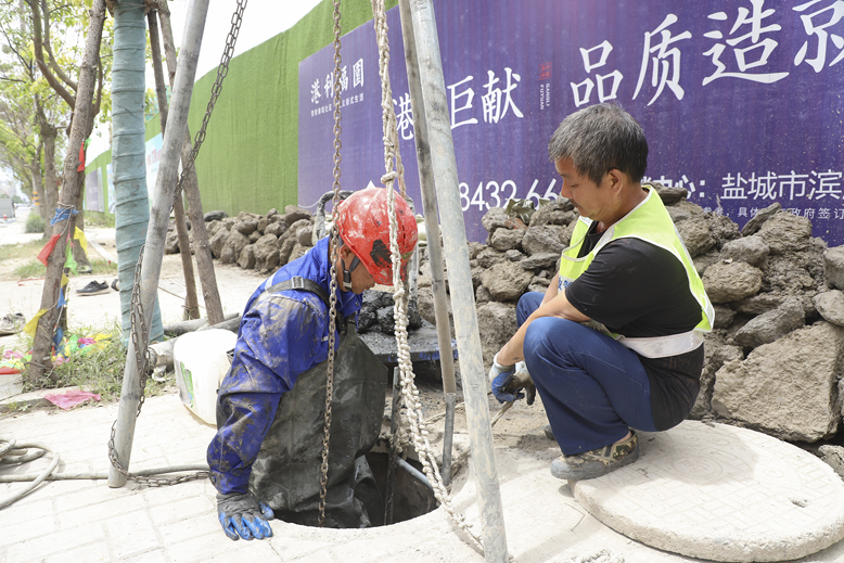 縣城管局加大縣城易積水路段施工改造