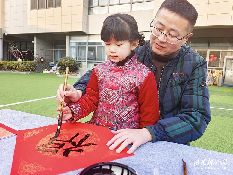 縣機(jī)關(guān)幼兒園舉行“迎新年、福來到”親子活動(dòng)