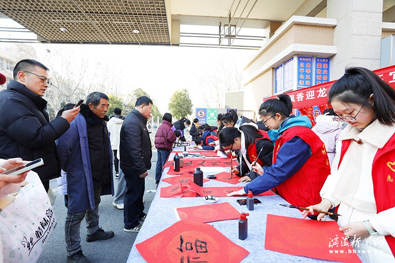 縣一中中市路南校區(qū)組織開展“丹墨飄香迎龍年揮毫寫福送春聯(lián)”活動(dòng)